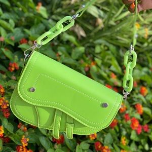 Handbag with detachable chain